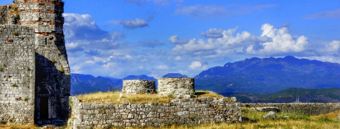 Des vestiges en Albanie et vue sur montagne, Balkans